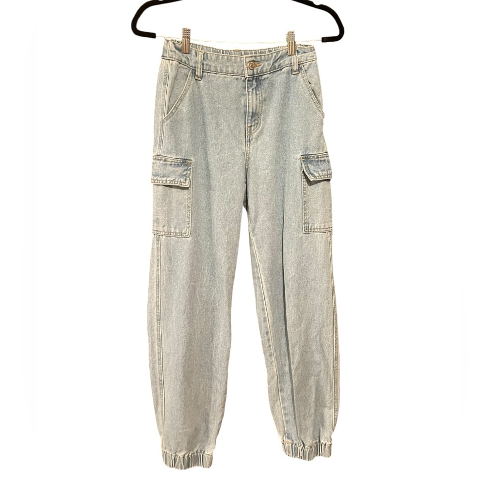 Light-wash Women’s Cargo Jeans - Picture 2 of 4